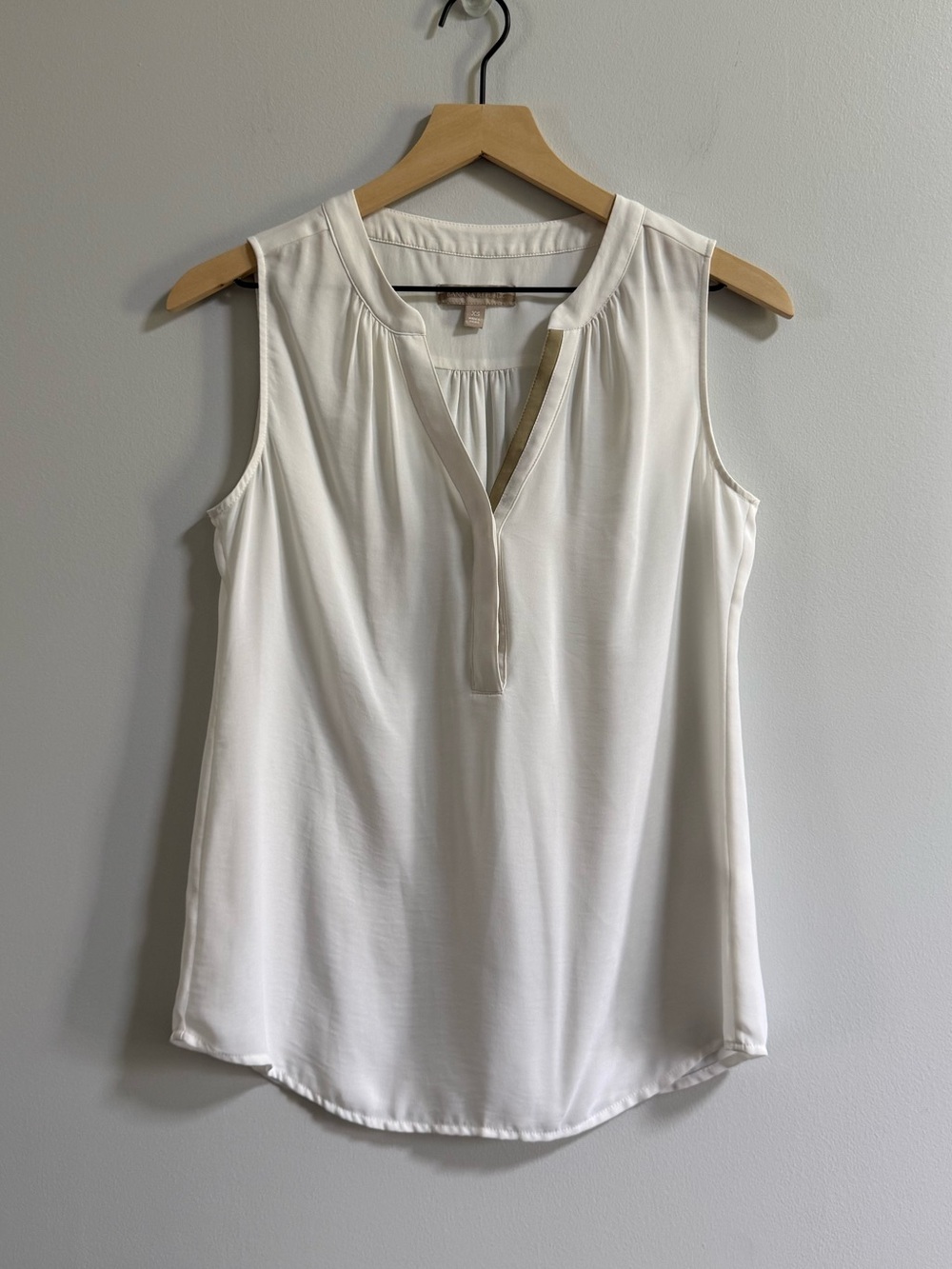 Banana Republic White Sleeveless V-Neck Blouse